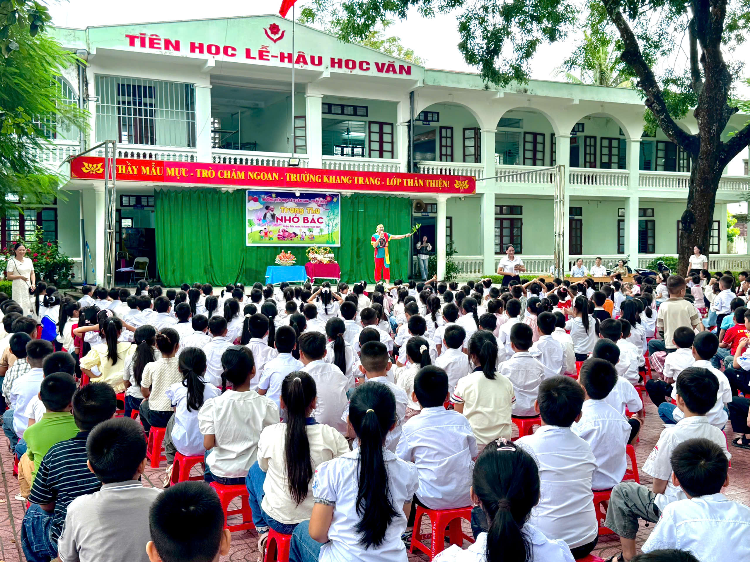  TRƯỜNG TIỂU HỌC LÊ XUÂN LAN TỔ CHỨC “VUI HỘI TRĂNG RẰM 2026”