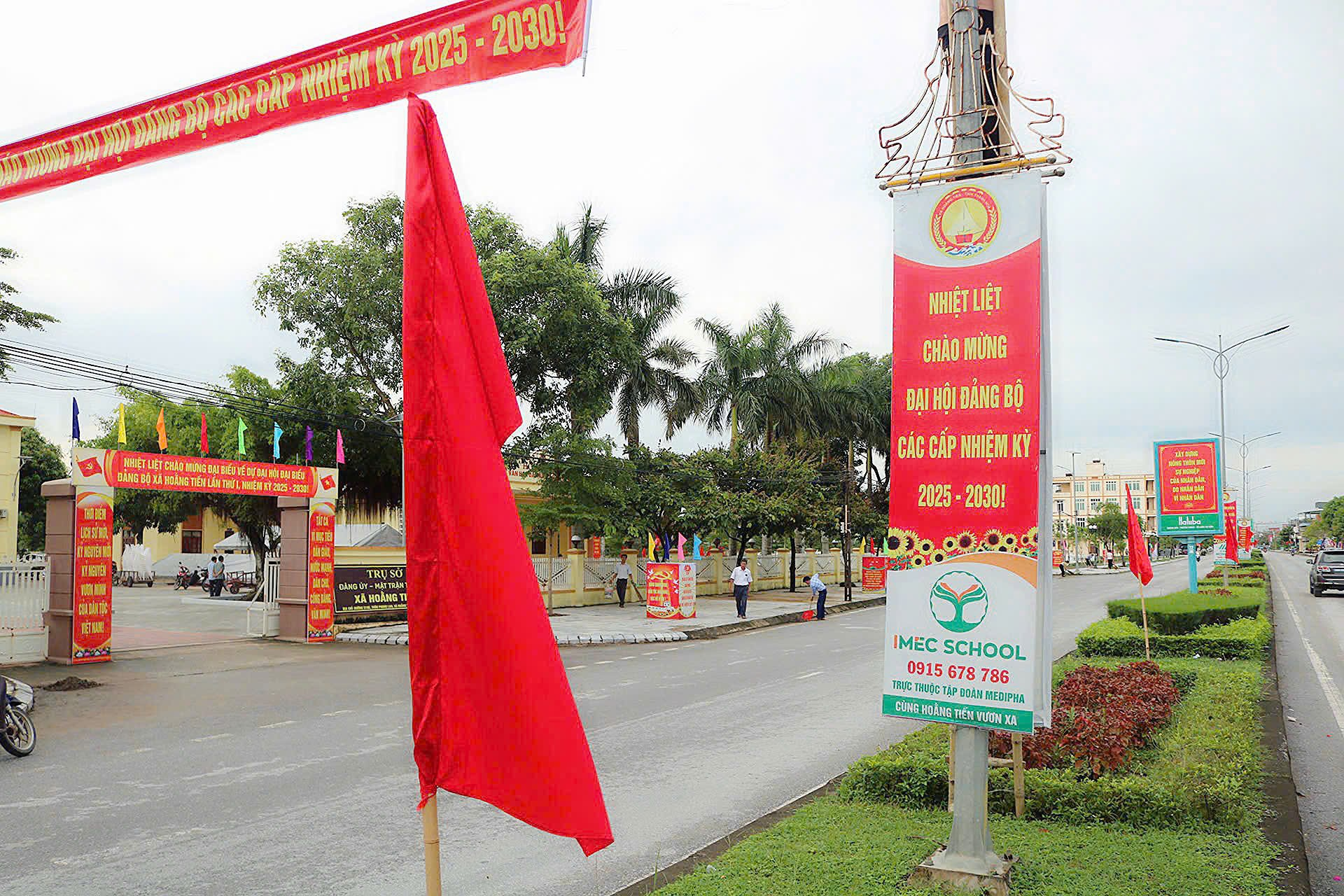 Hoằng Tiến rực rỡ sắc cờ hoa chào mừng Đại hội Đảng bộ xã lần thứ I