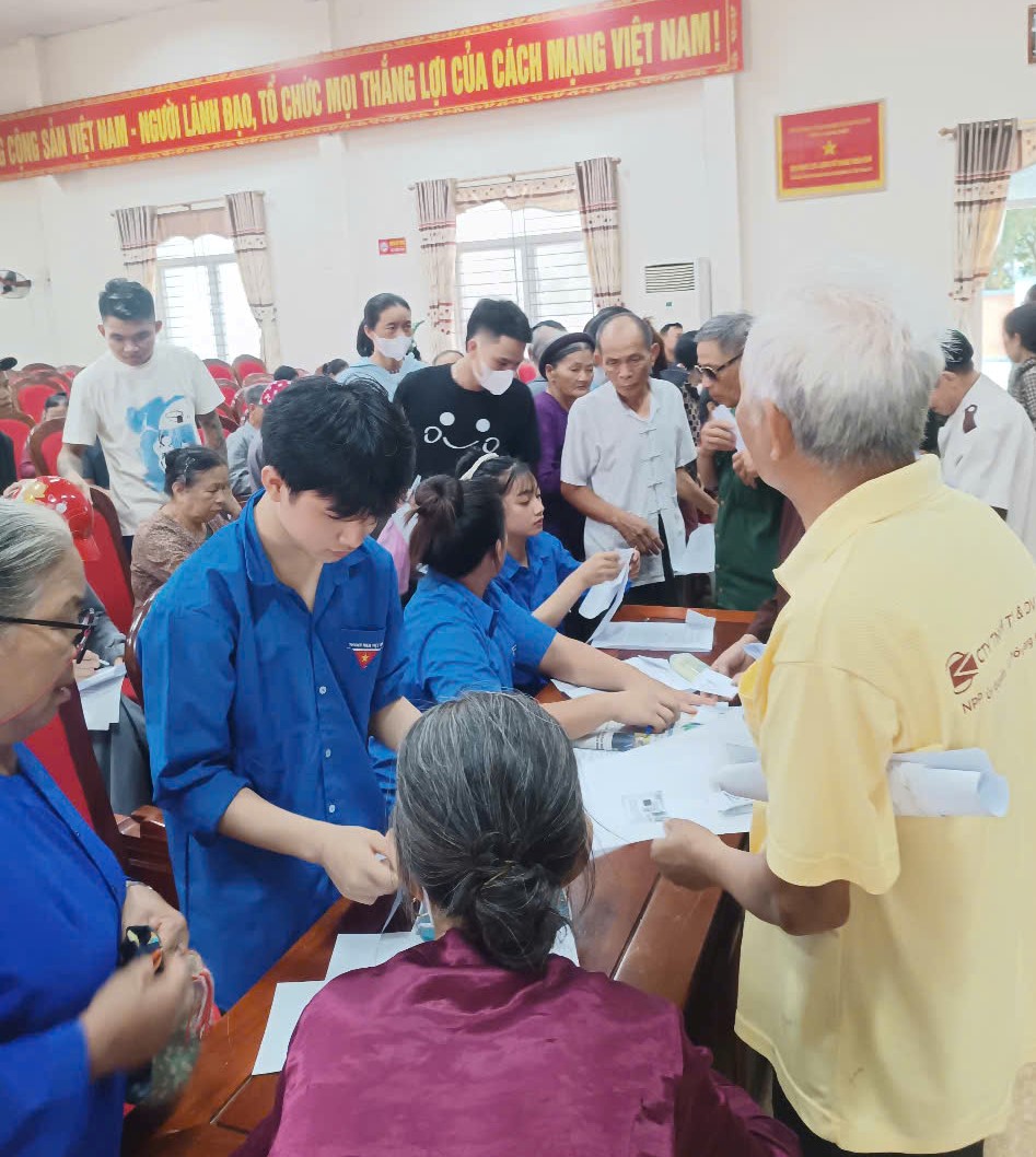 Tuổi trẻ Hoằng Tiến xung kích hỗ trợ người dân thực hiện Nghị định 176/2025/NĐ-CP về trợ cấp hưu trí xã hội