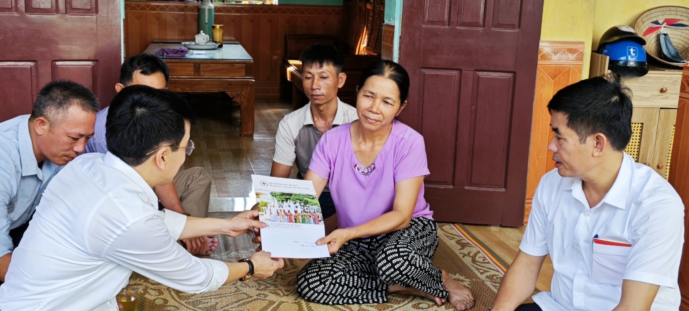 Có thể là hình ảnh về 4 người và văn bản