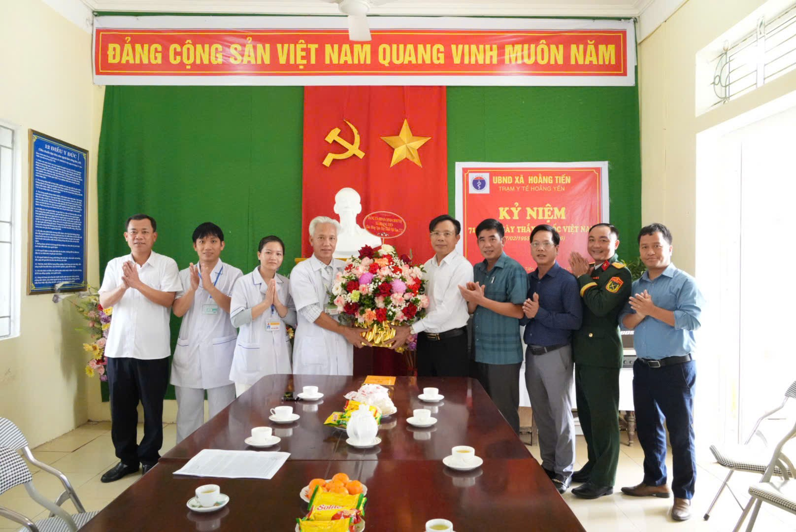 Đồng chí Bí thư Đảng ủy xã thăm, chúc mừng các trạm y tế nhân kỷ niệm 71 năm Ngày Thầy thuốc Việt Nam
