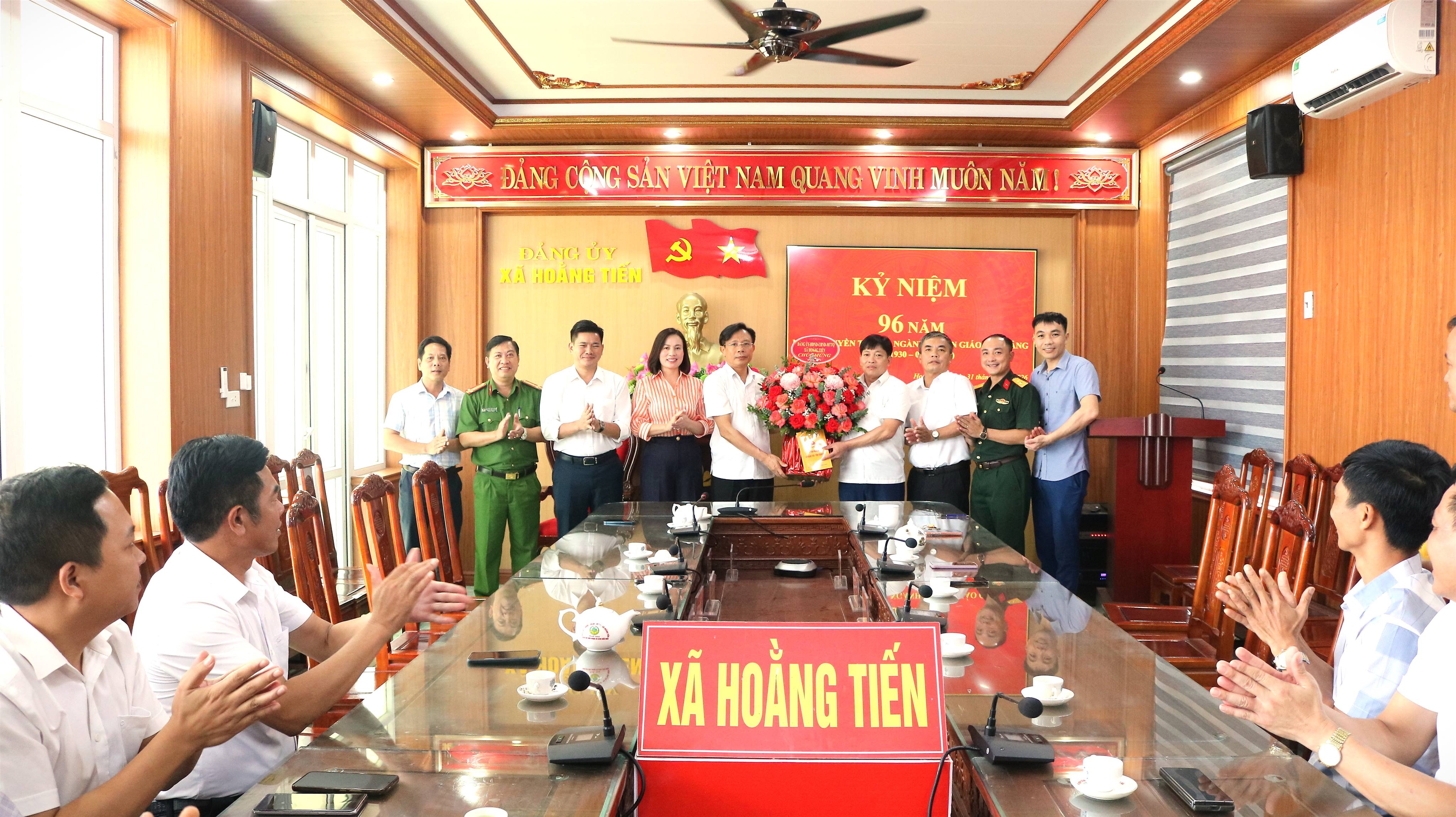 Lãnh đạo xã Hoằng Tiến chúc mừng Ban Xây dựng Đảng nhân kỷ niệm 96 năm Ngày truyền thống ngành Tuyên giáo của Đảng