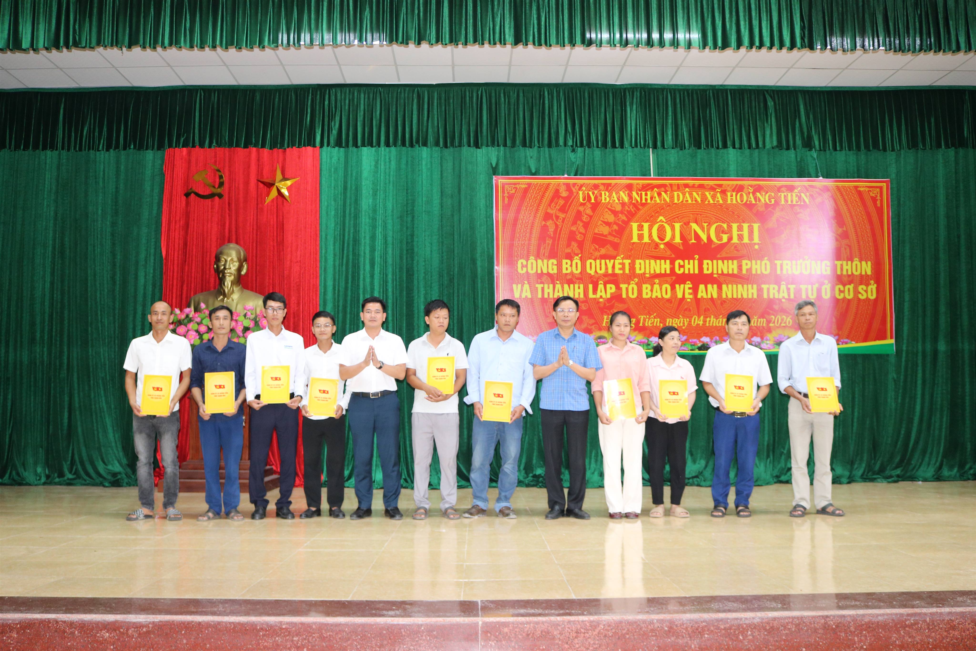 Hoằng Tiến công bố các quyết định về công tác cán bộ thôn và lực lượng tham gia bảo vệ an ninh, trật tự ở cơ sở