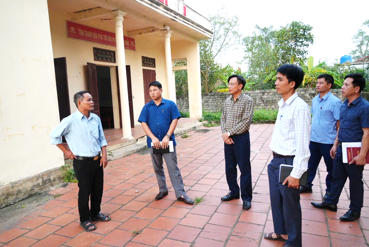 Bí thư Đảng ủy xã Hoằng Tiến làm việc với thôn An Lạc