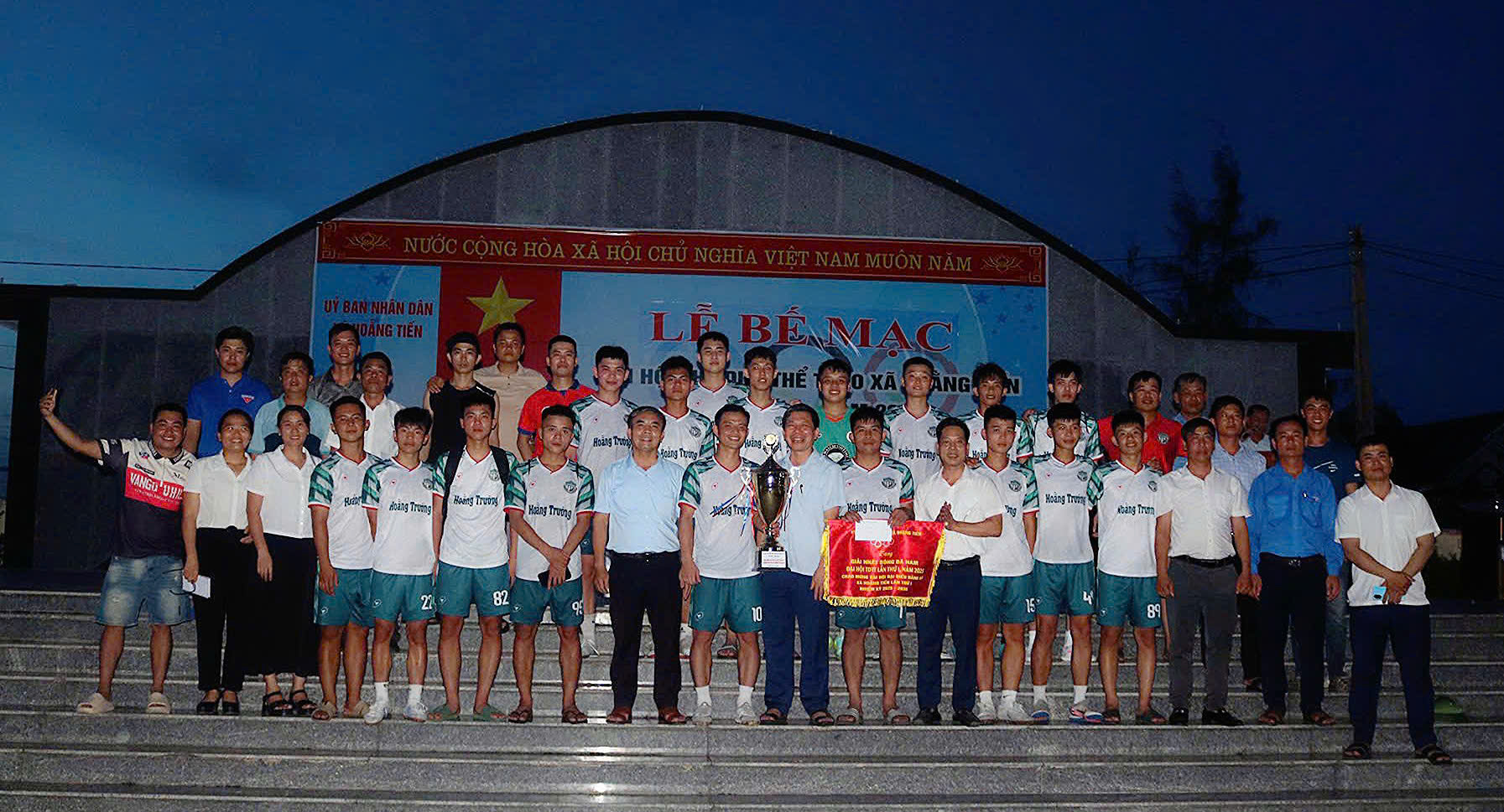 Bế mạc Đại hội Thể dục Thể thao xã Hoằng Tiến lần thứ nhất và trao giải bóng đá thanh niên