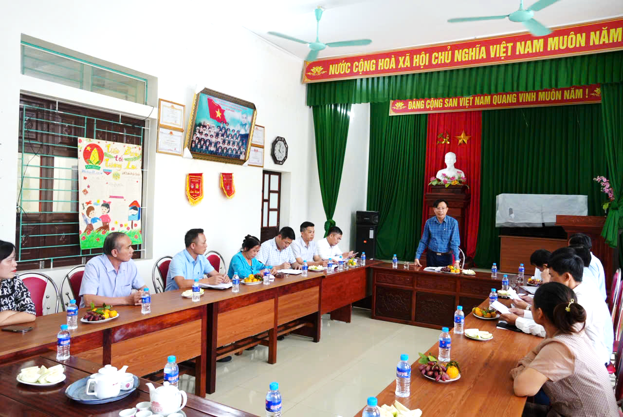 Bí thư Đảng ủy xã Hoằng Tiến làm việc với thôn Giang Sơn: Phát huy tiềm năng kinh tế biển, xây dựng thôn phát triển bền vững