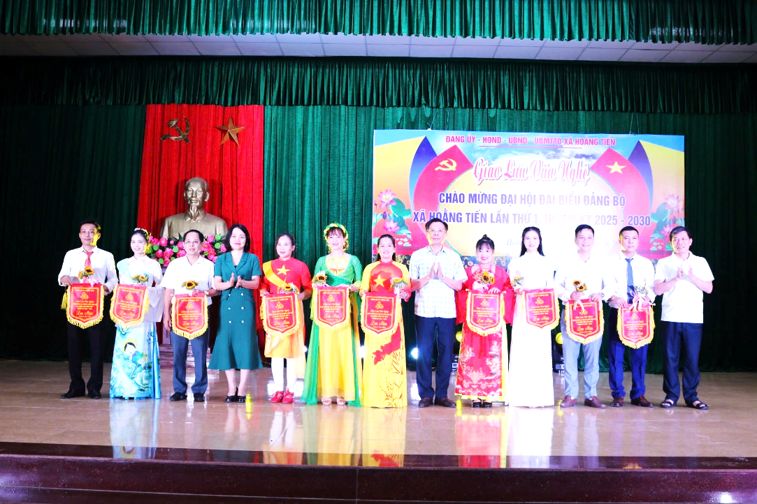 Hoằng Tiến: Sôi nổi chương trình văn nghệ chào mừng Đại hội Đảng bộ xã lần thứ Nhất