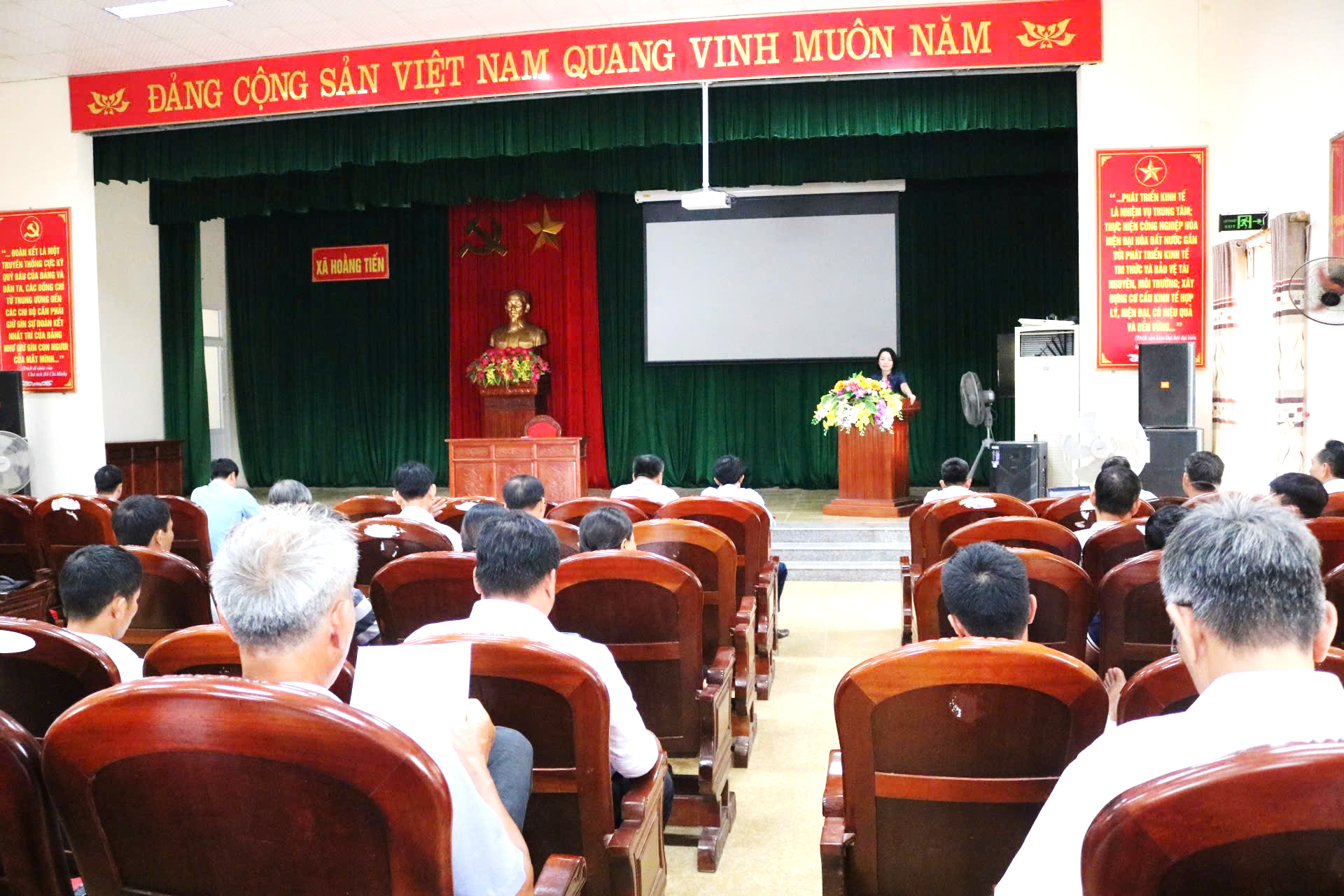 Chủ tịch UBND xã Hoằng Tiến gặp gỡ đội ngũ Bí thư, Trưởng thôn, Trưởng ban Công tác Mặt trận: Thẳng thắn, trách nhiệm, quyết liệt hành động