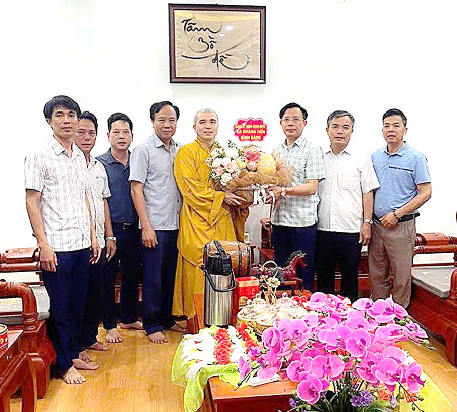 Có thể là hình ảnh về 7 người và văn bản