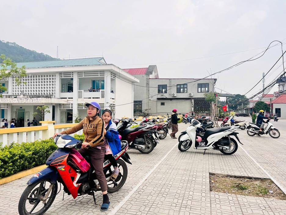 Có thể là hình ảnh về xe môtô, xe scooter và văn bản
