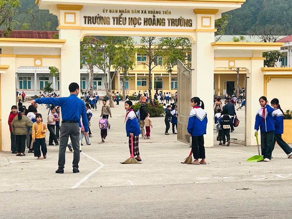 Có thể là hình ảnh về một hoặc nhiều người và văn bản cho biết 'ỦY BAN NHÂN DÂN A HOÀNG TIẾN TRƯỜNG TIẾU HỌC HOANG TRƯỜNG ATИЛИИAИHT'