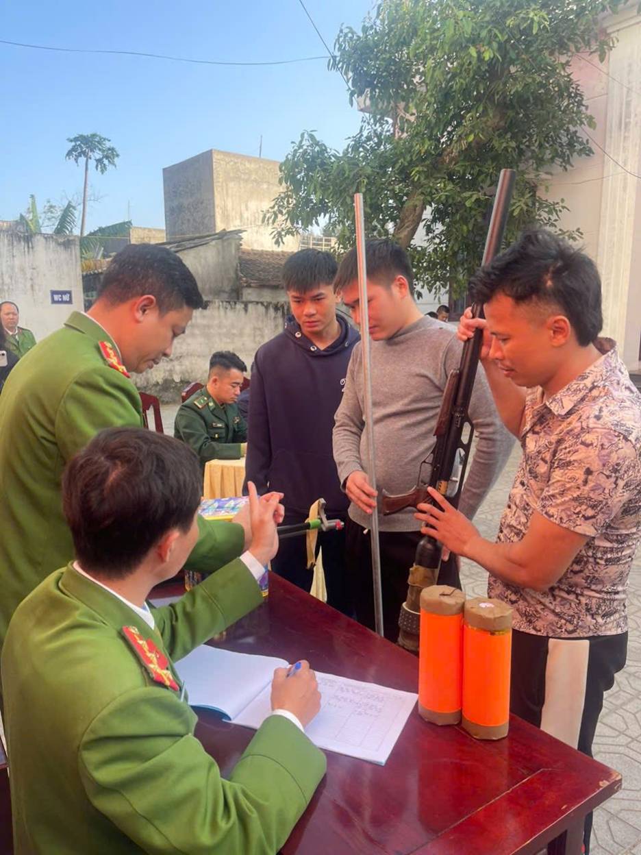 Có thể là hình ảnh về một hoặc nhiều người