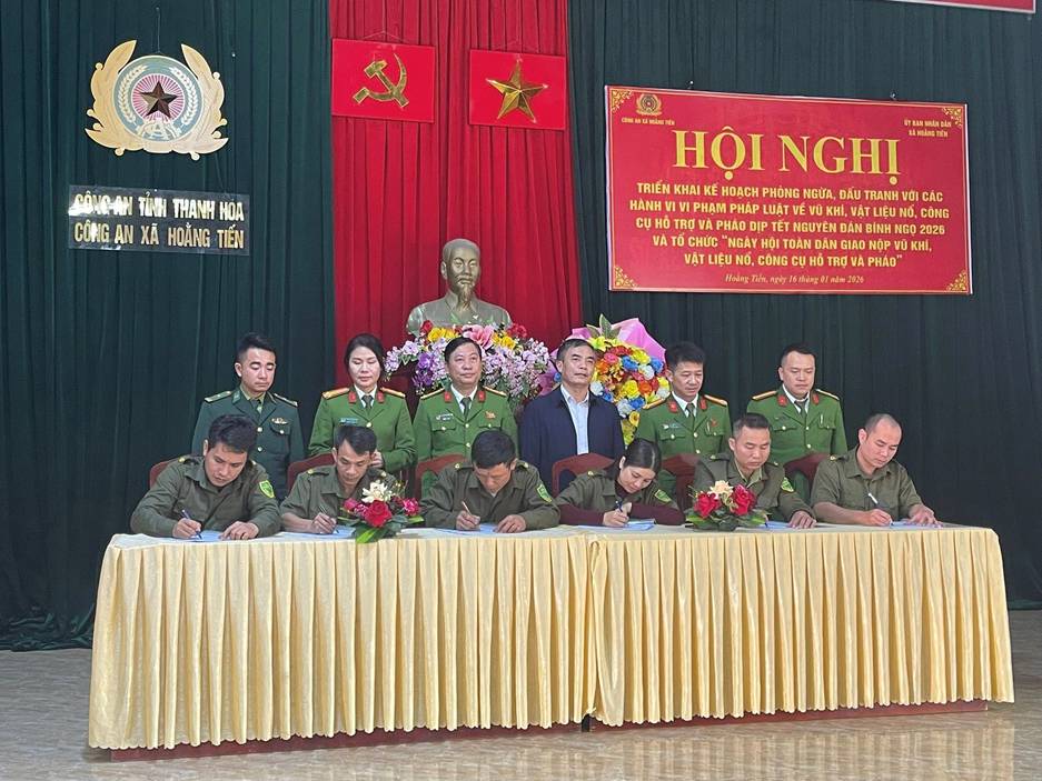 Có thể là hình ảnh về cái bục và văn bản cho biết 'CONGATONTHANHHOA ФόνοΗ 有州 THANH HOA CÔNGAN CONG_ANXHOĂNGTIẾN AN XÃ HOĂNG TIẾN 30 NOI NGHI TRIỀN KHAI HOACH PHÓNG NGỪA, ĐẦU TRANH HANH να VỚI σια CÁC PHAM PHÁP LUẬT KHI, I,V LVA LIỆU CONG CUT HO PΗAO TẾ HOTROVAPBLOPTETANEUEAB NGUYÊN DAN 2026 VÀT NGÀY TOAN DAN GIAO HI. VẬT NÓ. CÔNG PHÁO