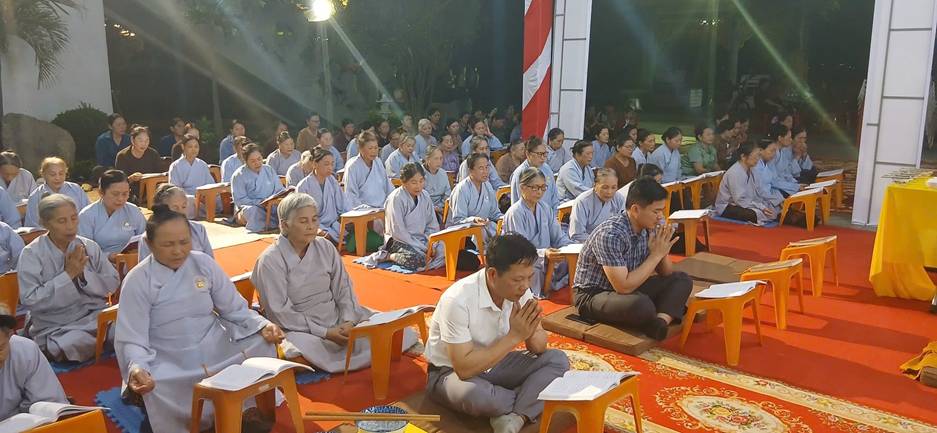 Có thể là hình ảnh về một hoặc nhiều người và cái bục