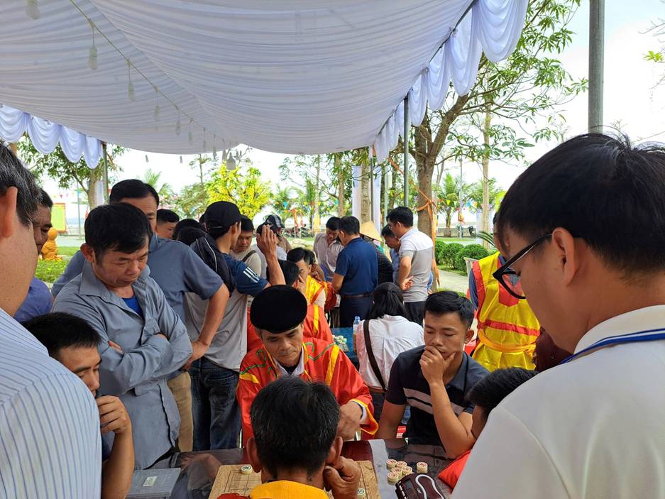 Có thể là hình ảnh về một hoặc nhiều người và mọi người đang học