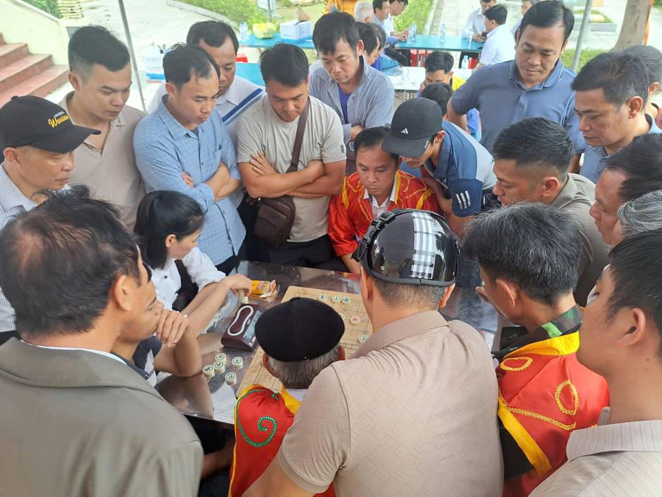 Có thể là hình ảnh về một hoặc nhiều người và văn bản