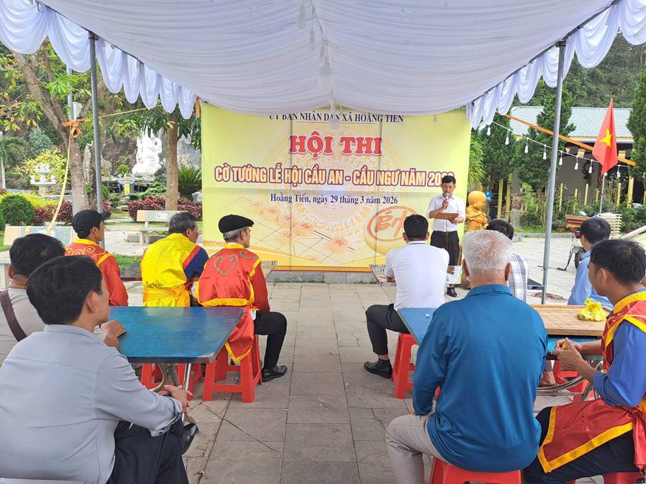 Có thể là hình ảnh về một hoặc nhiều người và văn bản