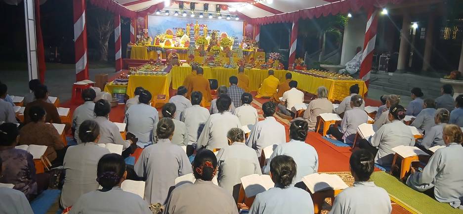 Có thể là hình ảnh về một hoặc nhiều người, cái bục và đền thờ