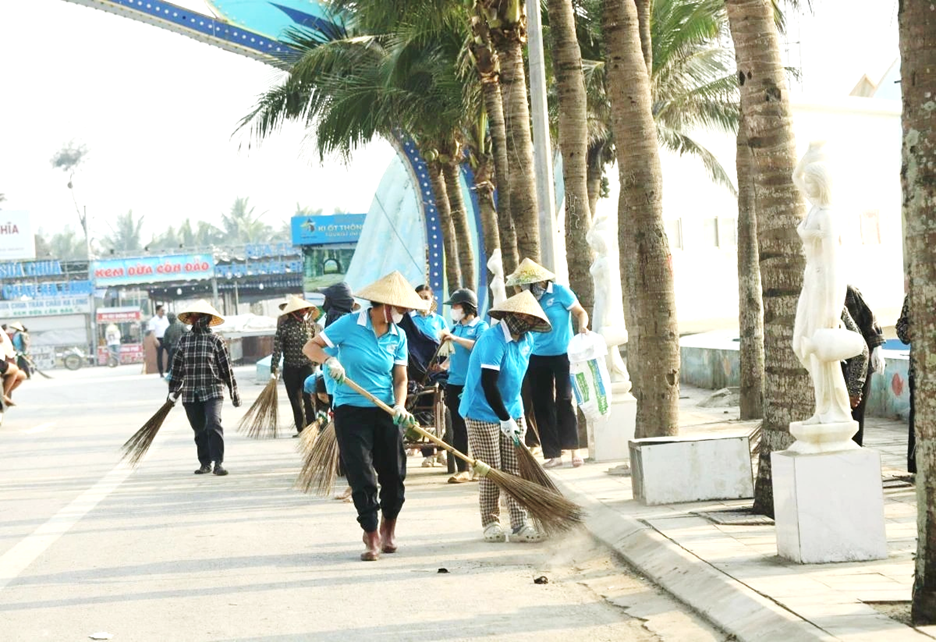 Có thể là hình ảnh về một hoặc nhiều người, đường phố và văn bản
