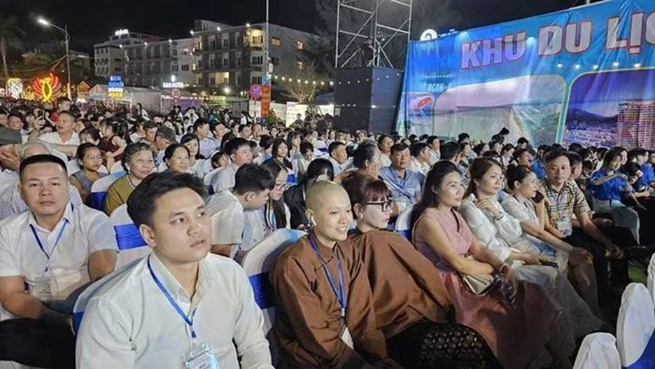 Đại biểu, các tầng lớp nhân dân dự khai mạc Lễ hội du lịch biển Hải Tiến.