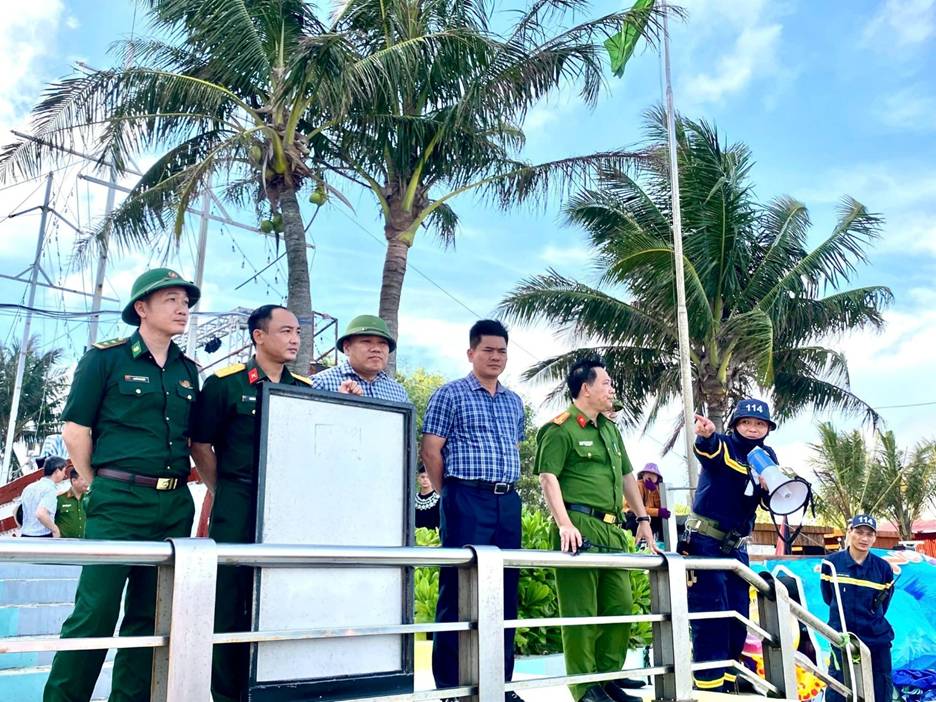 Có thể là hình ảnh về một hoặc nhiều người và văn bản cho biết 'Nea 迎 ጋዊያና HPLEN'