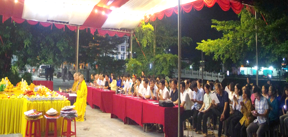 Có thể là hình ảnh về một hoặc nhiều người, đền thờ và đám đông