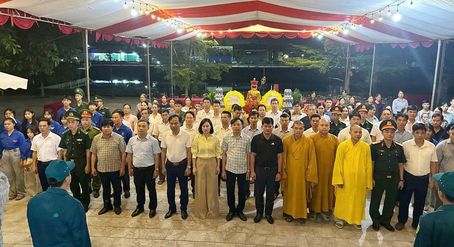 Có thể là hình ảnh về một hoặc nhiều người
