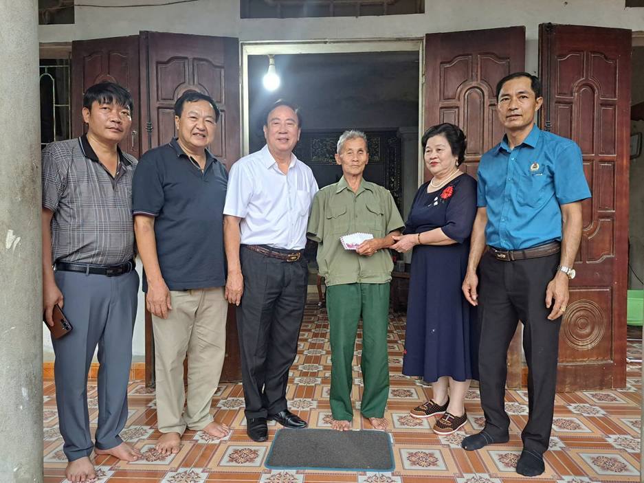Có thể là hình ảnh về một hoặc nhiều người