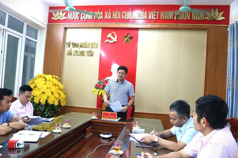 Có thể là hình ảnh về một hoặc nhiều người và văn bản