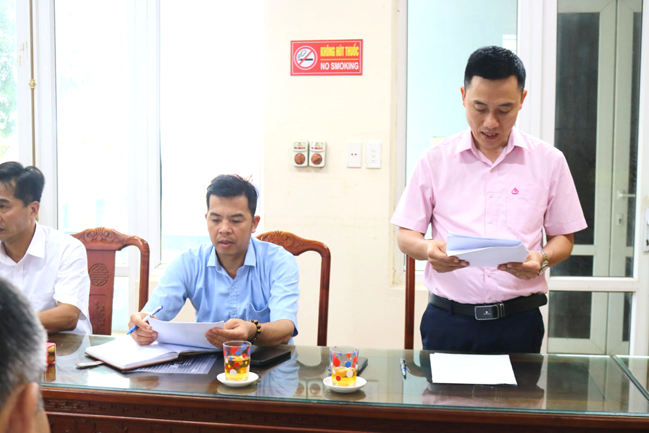 Có thể là hình ảnh về một hoặc nhiều người và văn bản