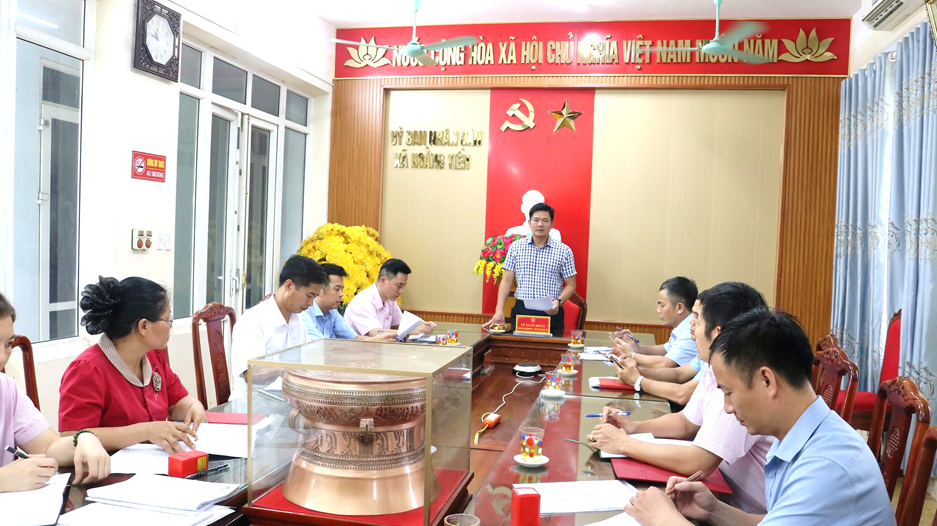 Có thể là hình ảnh về một hoặc nhiều người, mọi người đang học và văn bản