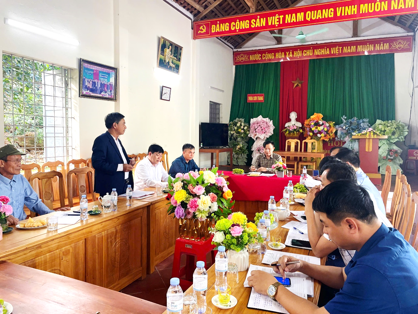 Đồng chí Bí thư Đảng ủy xã Hoằng Tiến làm việc với thôn Sơn Trang: Chỉ đạo tháo gỡ khó khăn, thúc đẩy phát triển toàn diện