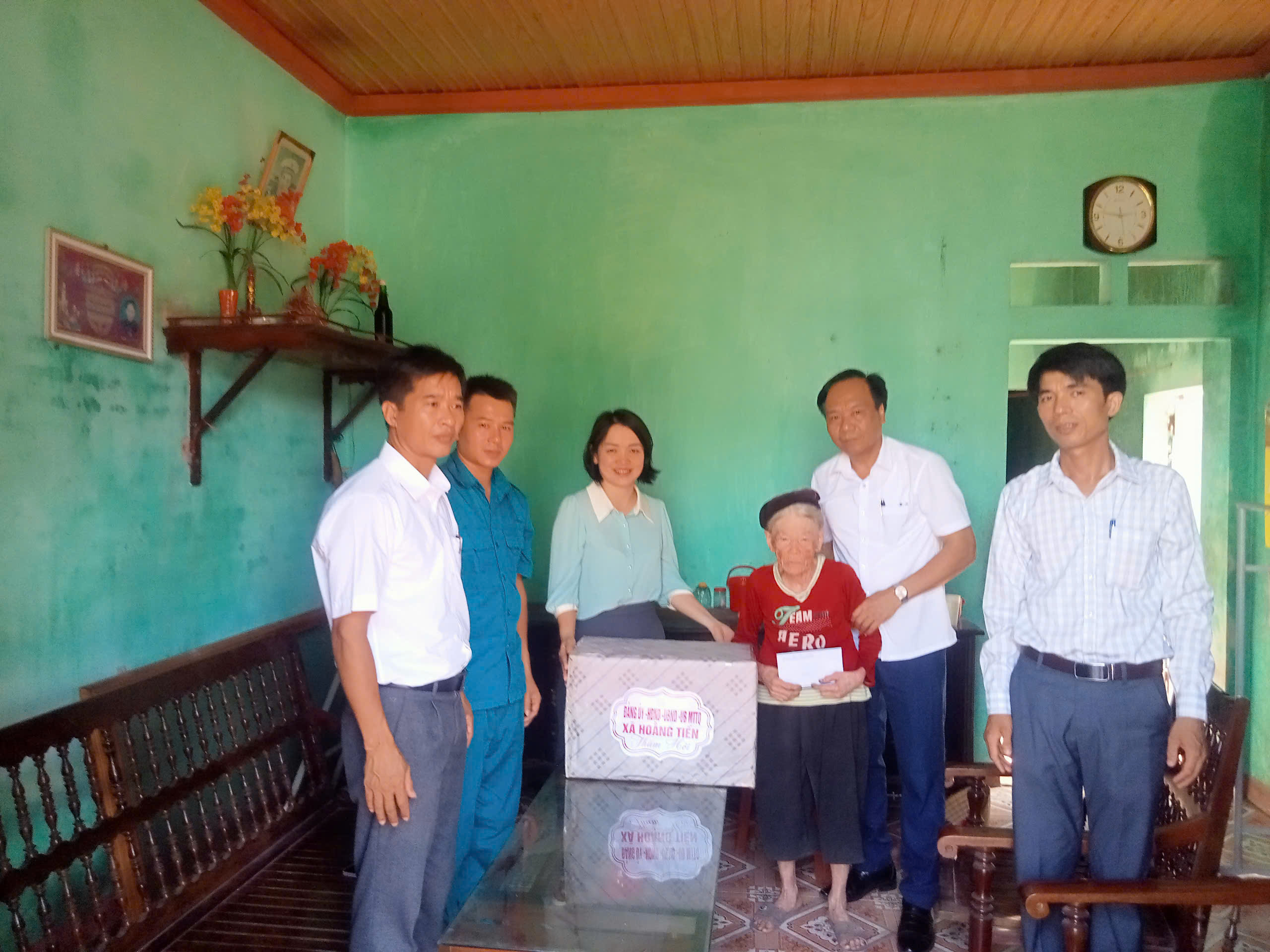 Chủ tịch UBND xã Hoằng Tiến - Nguyễn Thị Thu Hà thăm, tặng quà người có công với cách mạng
