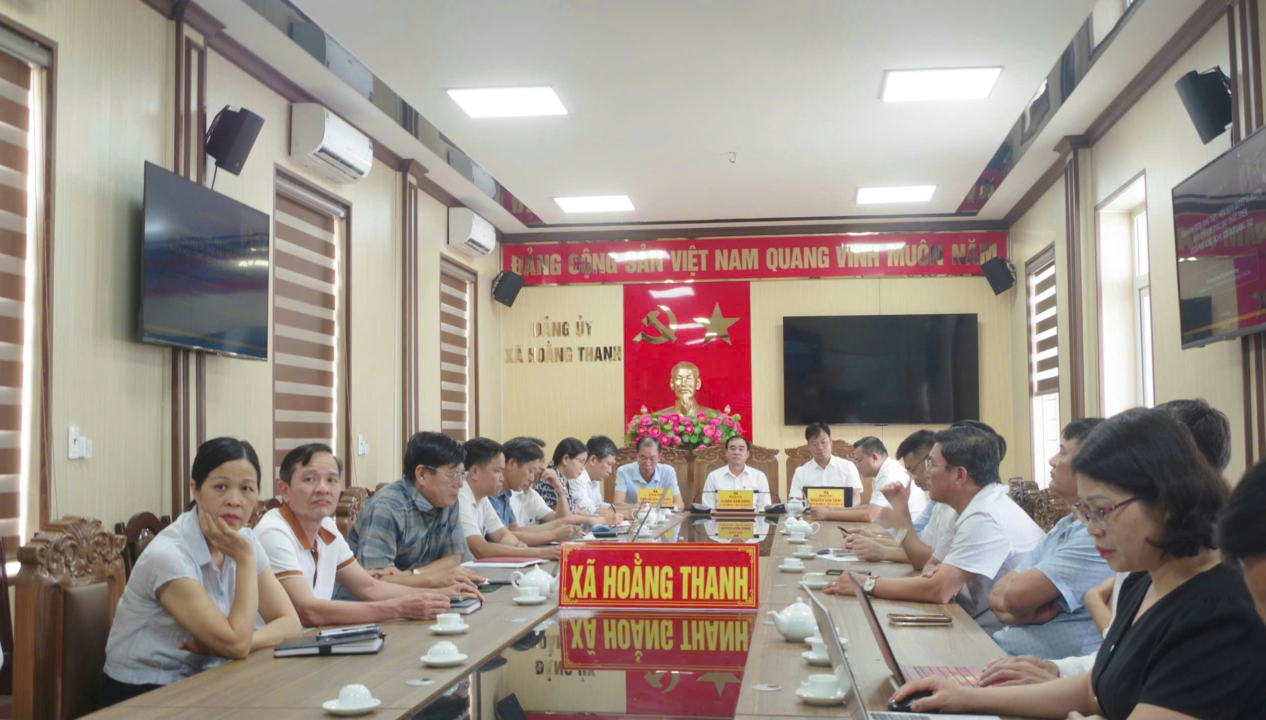 ĐẢNG ỦY XÃ HOẰNG THANH THAM GIA TRỰC TUYẾN PHIÊN HỌP CHUYÊN ĐỀ VỀ PHÁT TRIỂN KHOA HỌC, CÔNG NGHỆ, ĐỔI MỚI SÁNG TẠO, CHUYỂN ĐỔI SỐ VÀ ĐỀ ÁN 06