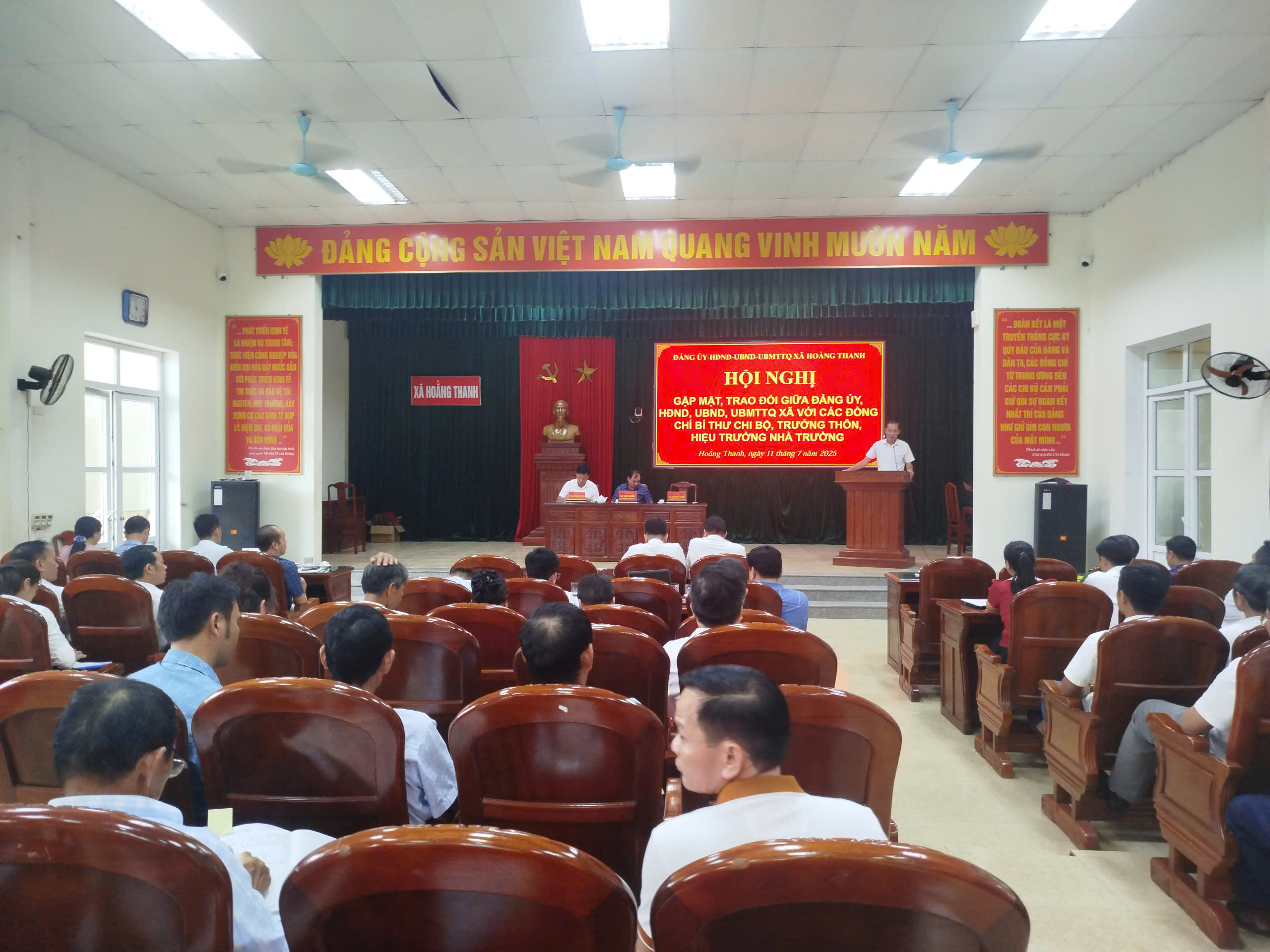 HỘI NGHỊ GẶP MẶT, TRAO ĐỔI VỚI BÍ THƯ CHI BỘ, TRƯỞNG THÔN, HIỆU TRƯỞNG NHÀ TRƯỜNG