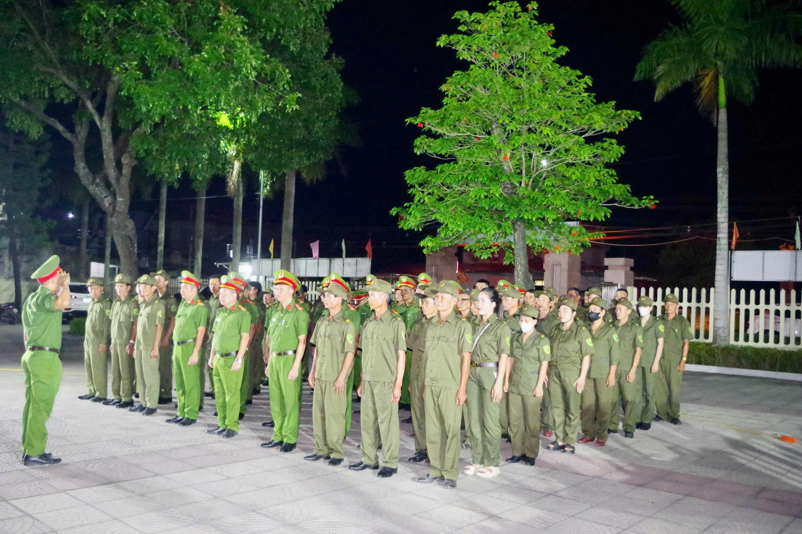 LỄ RA QUÂN THỰC HIỆN CAO ĐIỂM TỔNG KIỂM TRA, KIỂM SOÁT HÀNH CHÍNH BAN ĐÊM, PHÒNG NGỪA, TRẤN ÁP TỘI PHẠM TRÊN ĐỊA BÀN XÃ HOẰNG THANH