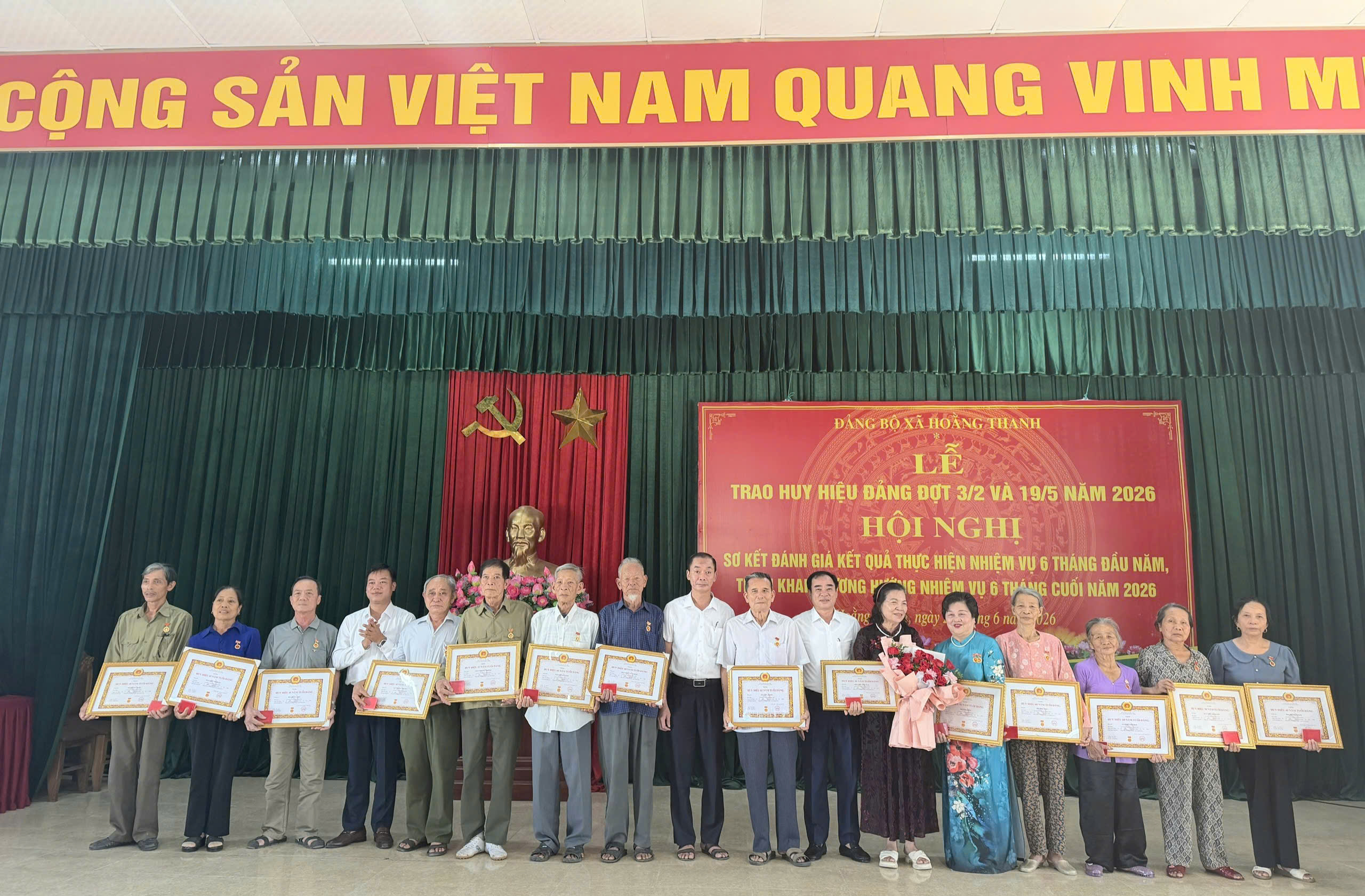 ĐẢNG ỦY XÃ HOẰNG THANH TỔ CHỨC LỄ TRAO HUY HIỆU ĐẢNG ĐỢT 03/2 VÀ 19/5 NĂM 2026