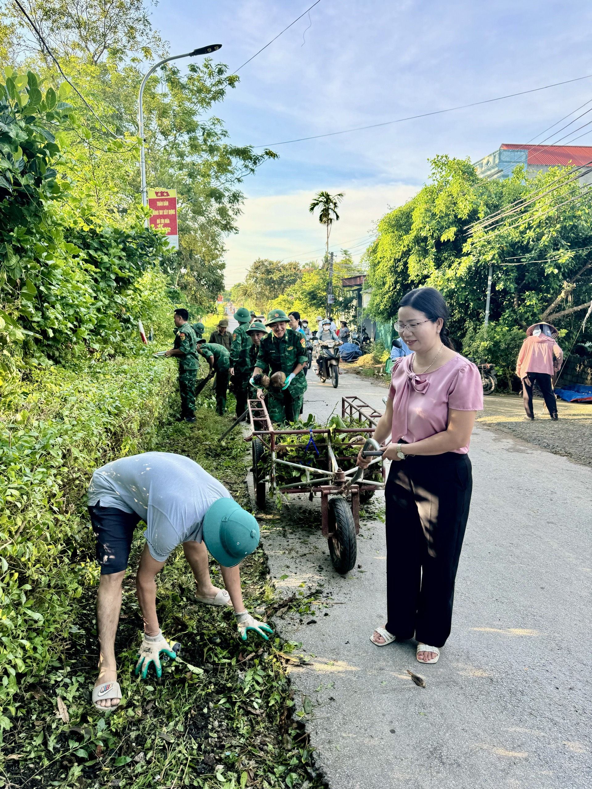 UB MTTQ XÃ HOẰNG THANH PHỐI HỢP VỚI ĐỒN BIÊN PHÒNG HOẰNG TRƯỜNG RA QUÂN TỔNG DỌN VỆ SINH MÔI TRƯỜNG CHÀO MỪNG ĐẠI HỘI ĐẠI BIỂU ĐẢNG BỘ XÃ, NHIỆM KỲ 2025–2030