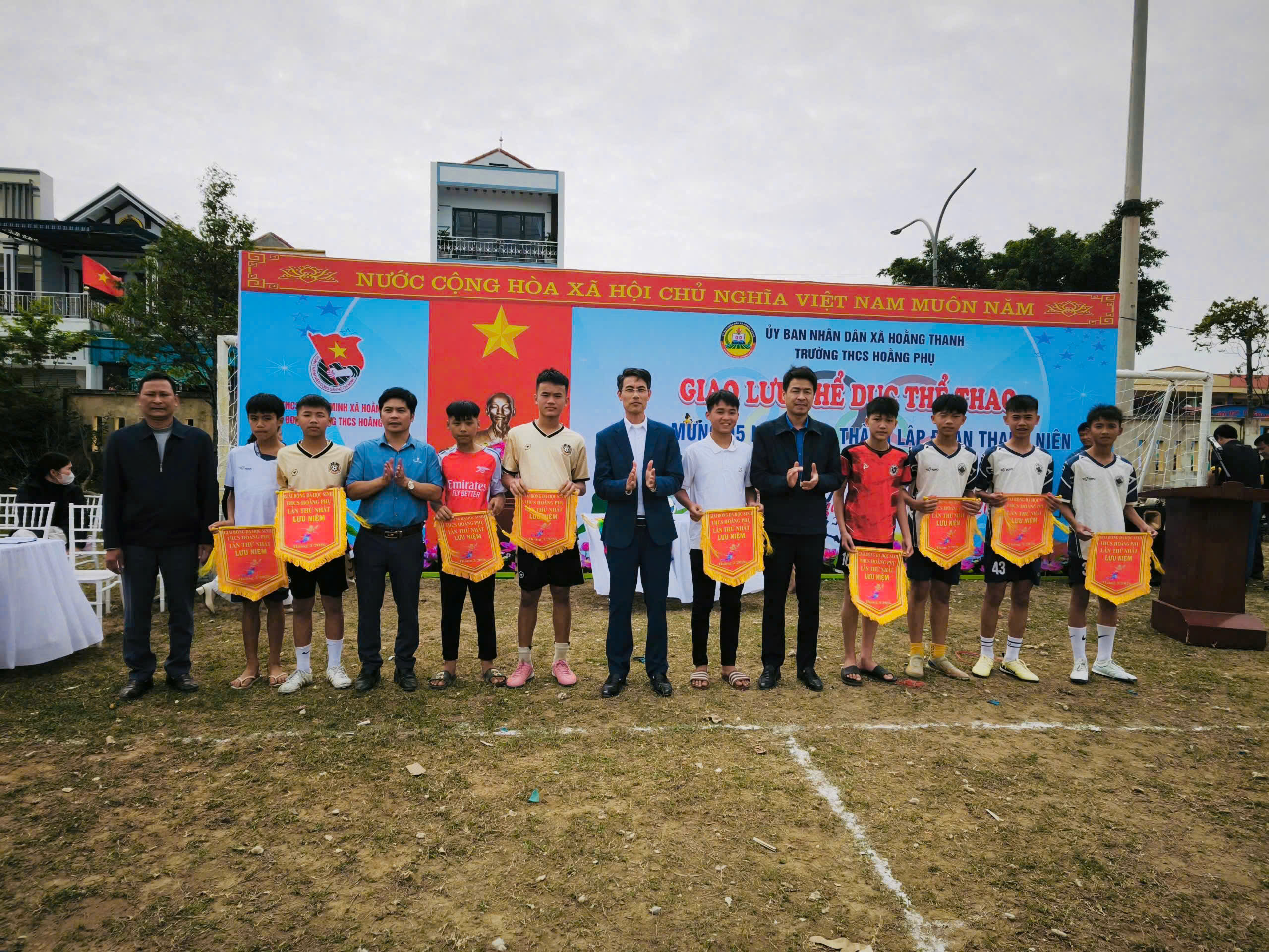 TRƯỜNG THCS HOẰNG PHỤ KHAI MẠC GIAO LƯU THỂ DỤC THỂ THAO CHÀO MỪNG 95 NĂM NGÀY THÀNH LẬP ĐOÀN