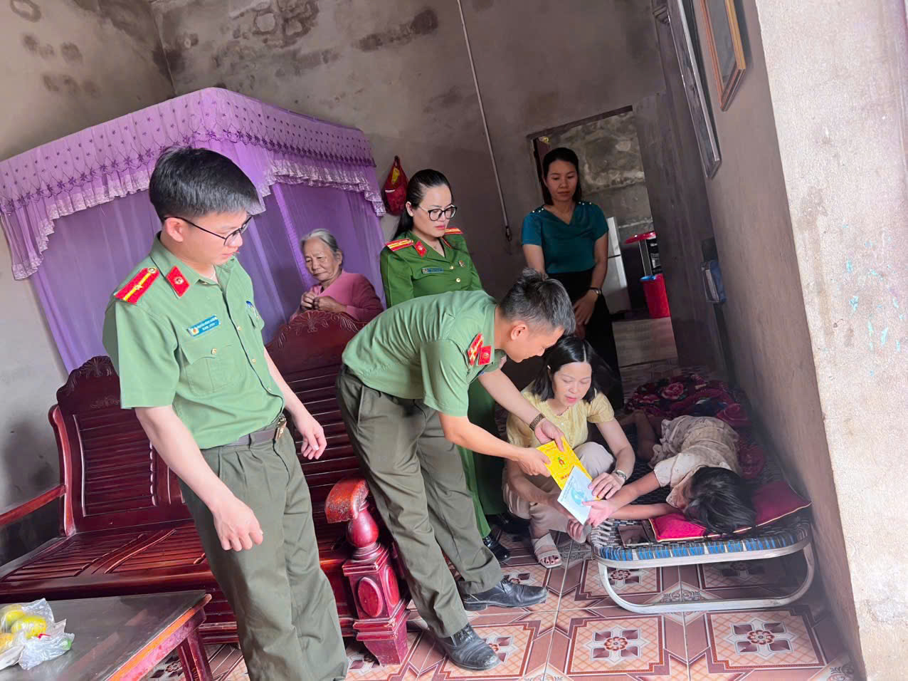 HOẰNG THANH: LAN TỎA YÊU THƯƠNG, TIẾP THÊM NGHỊ LỰC CHO CÔ HỌC TRÒ NGHÈO GẶP NẠN