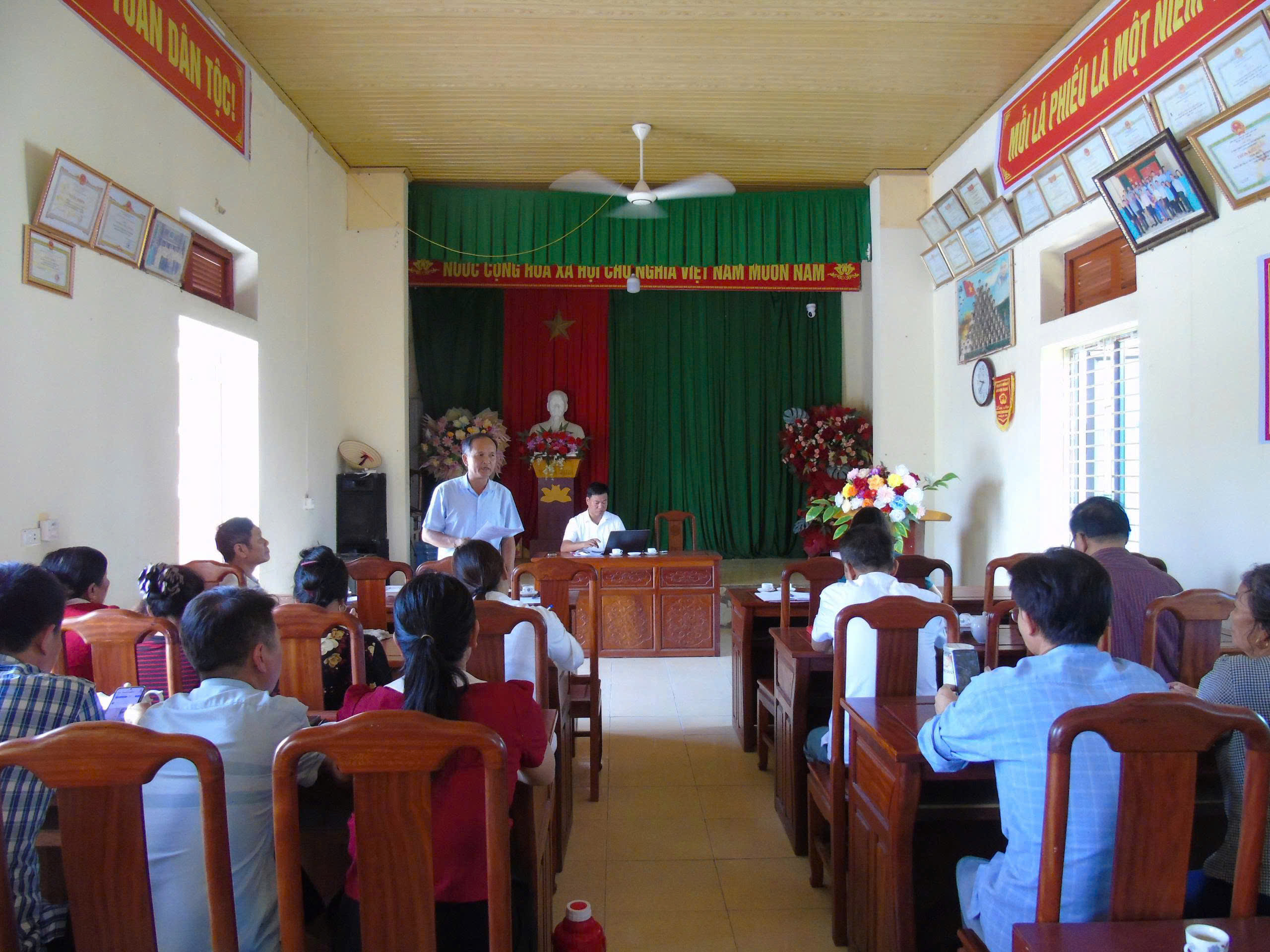 Anh-tin-bai