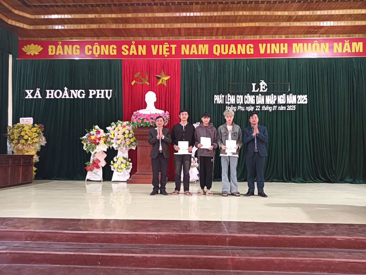 BT Đảng ủy và CT UBND xã trao quà cho nam thanh niên nhập ngũ.jpg