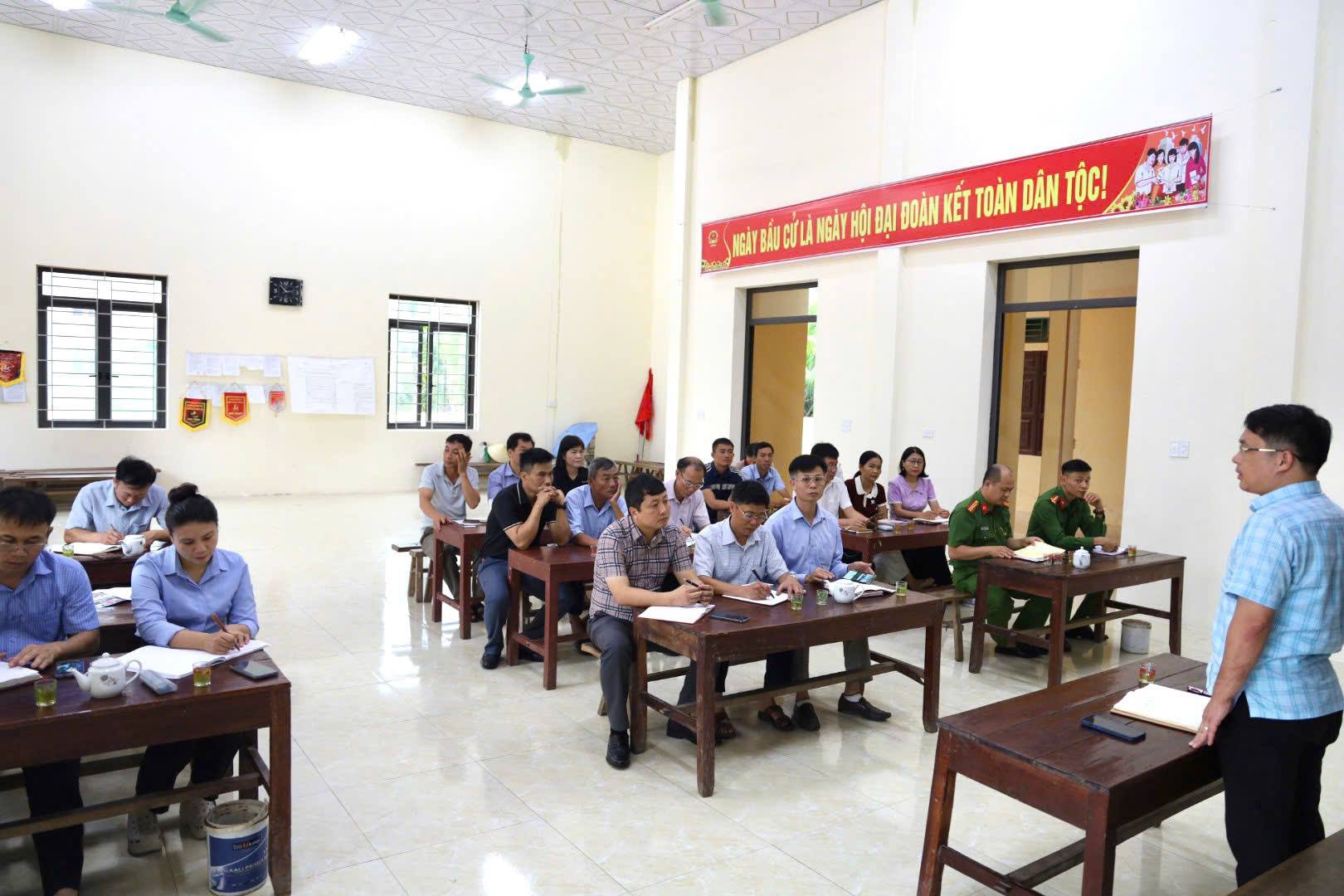 ĐỒNG CHÍ BÍ THƯ ĐẢNG ỦY XÃ LÀM VIỆC VỚI CÁC CHI BỘ THUỘC ĐỊA BÀN HOẰNG THÀNH