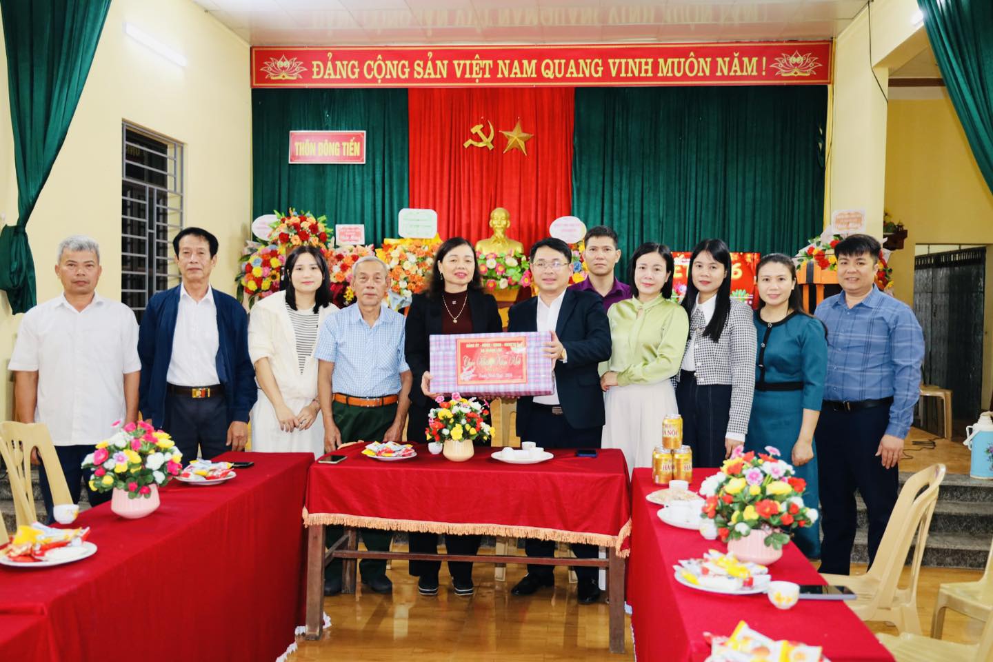 ĐỒNG CHÍ BÍ THƯ ĐẢNG ỦY VÀ CÁC ĐỒNG CHÍ LÃNH ĐẠO XÃ THĂM, CHÚC TẾT TẠI CÁC THÔN TRÊN ĐỊA BÀN  ​