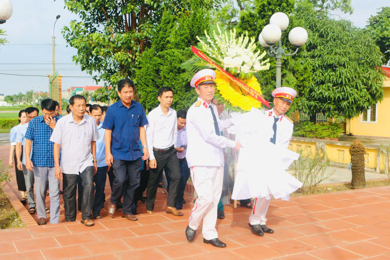 Đồng chí Phó Bí thư Thường trực Đảng ủy xã Hoằng Lộc cùng lãnh đạo một số ban, ngành xã dâng hương, đặt vòng hoa tại Đài tưởng niệm Hoằng Trạch, Hoằng Thành và thăm gia đình chính sách
