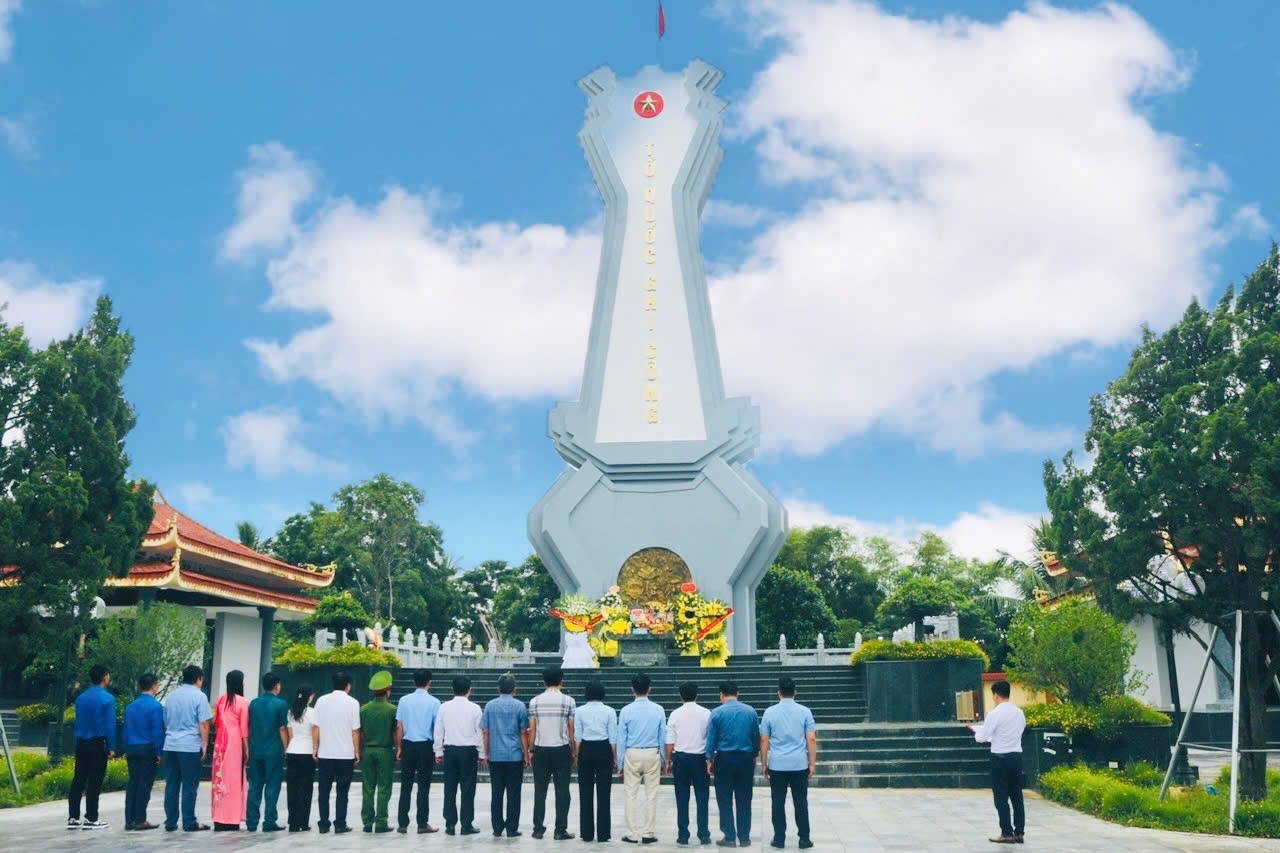 Đoàn đại biểu xã Hoằng Lộc dâng hoa, dâng hương tưởng niệm Chủ tịch Hồ Chí Minh, các Mẹ Việt Nam anh hùng và các anh hùng liệt sĩ nhân kỷ niệm các ngày lễ lớn của quê hương, đất nước.
