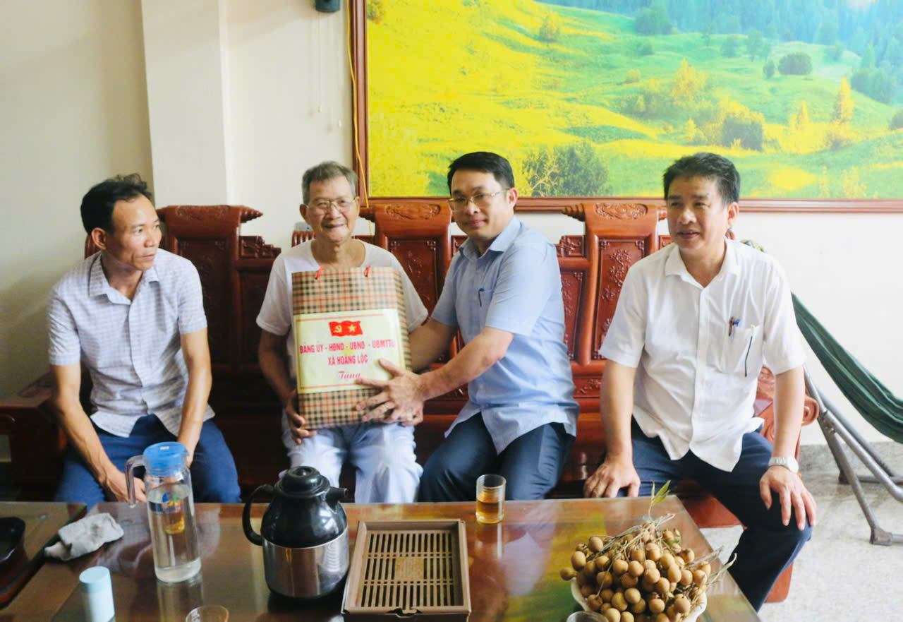 Đồng chí Bí thư Đảng ủy xã thăm, động viên gia đình chính sách và công chức xung phong nhận nhiệm vụ công tác tại địa bàn miền núi khó khăn