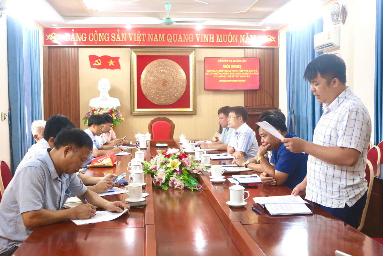 Đồng chí Bí thư Đảng ủy xã Hoằng Lộc tiếp công dân định kỳ