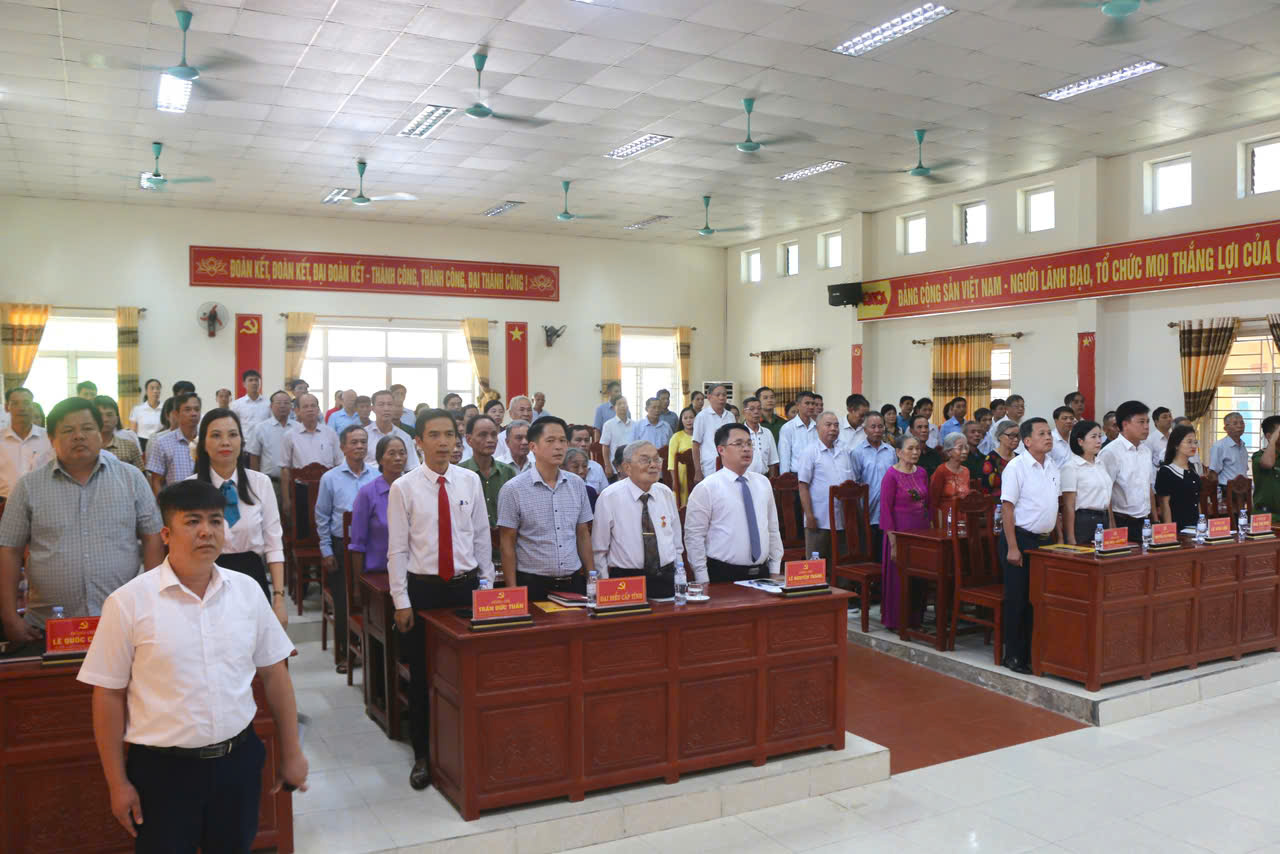 Xã Hoằng Lộc: Trao Huy hiệu Đảng cho 50 đảng viên đợt 2/9/2025