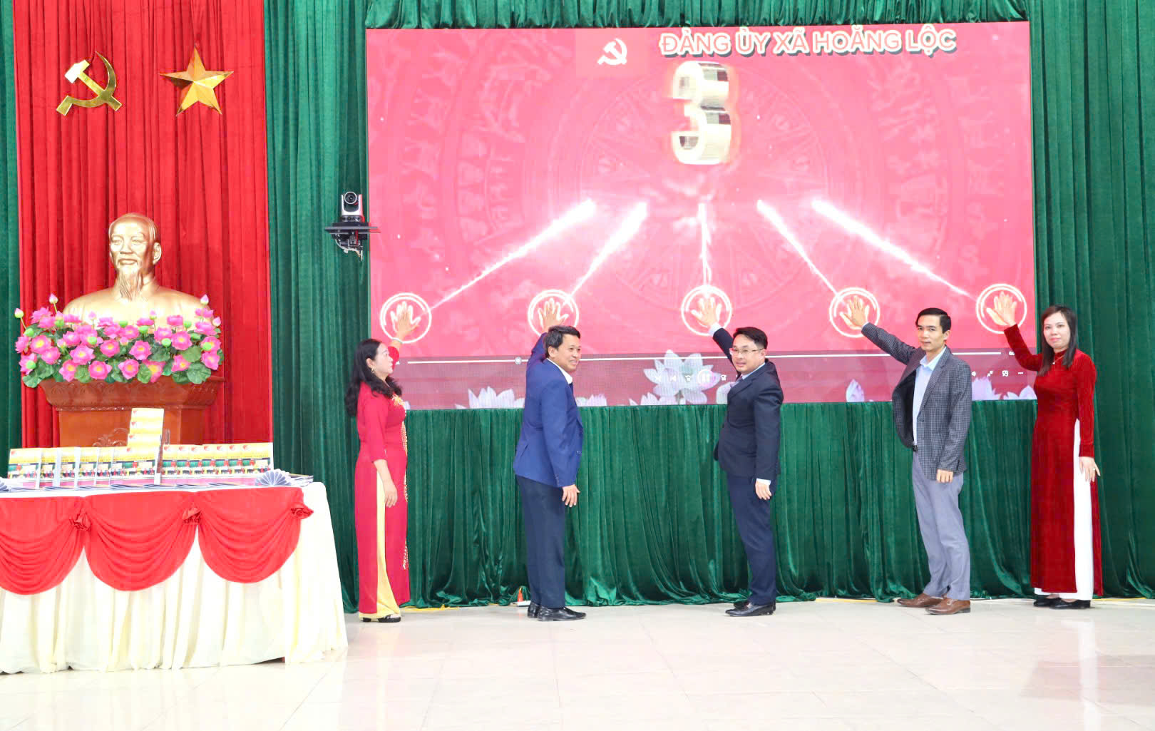 ĐẢNG ỦY XÃ HOẰNG LỘC RA MẮT CUỐN “THÔNG TIN NỘI BỘ XÃ HOẰNG LỘC”